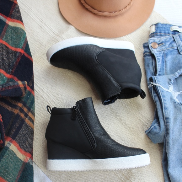 🆕//Fall Favorite Collection// Black wedge sneaker - Picture 2 of 7